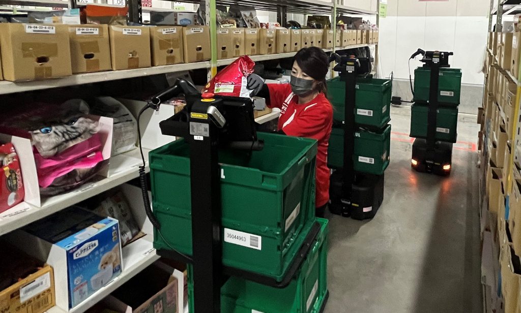 写真6　AMRの導入例（アスクル日高AVC、ラピュタロボティクス製）
［同社ニュースリリースより］